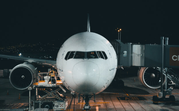 A airplane ready to onboard passengers at night